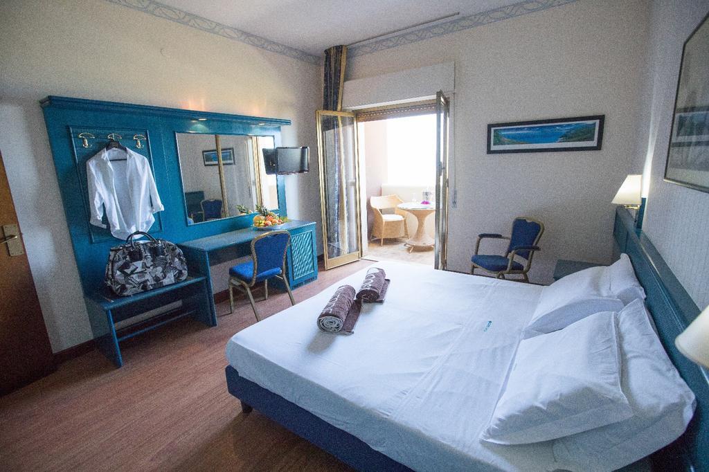 Hotel Costa Verde เชฟาลู ภายนอก รูปภาพ